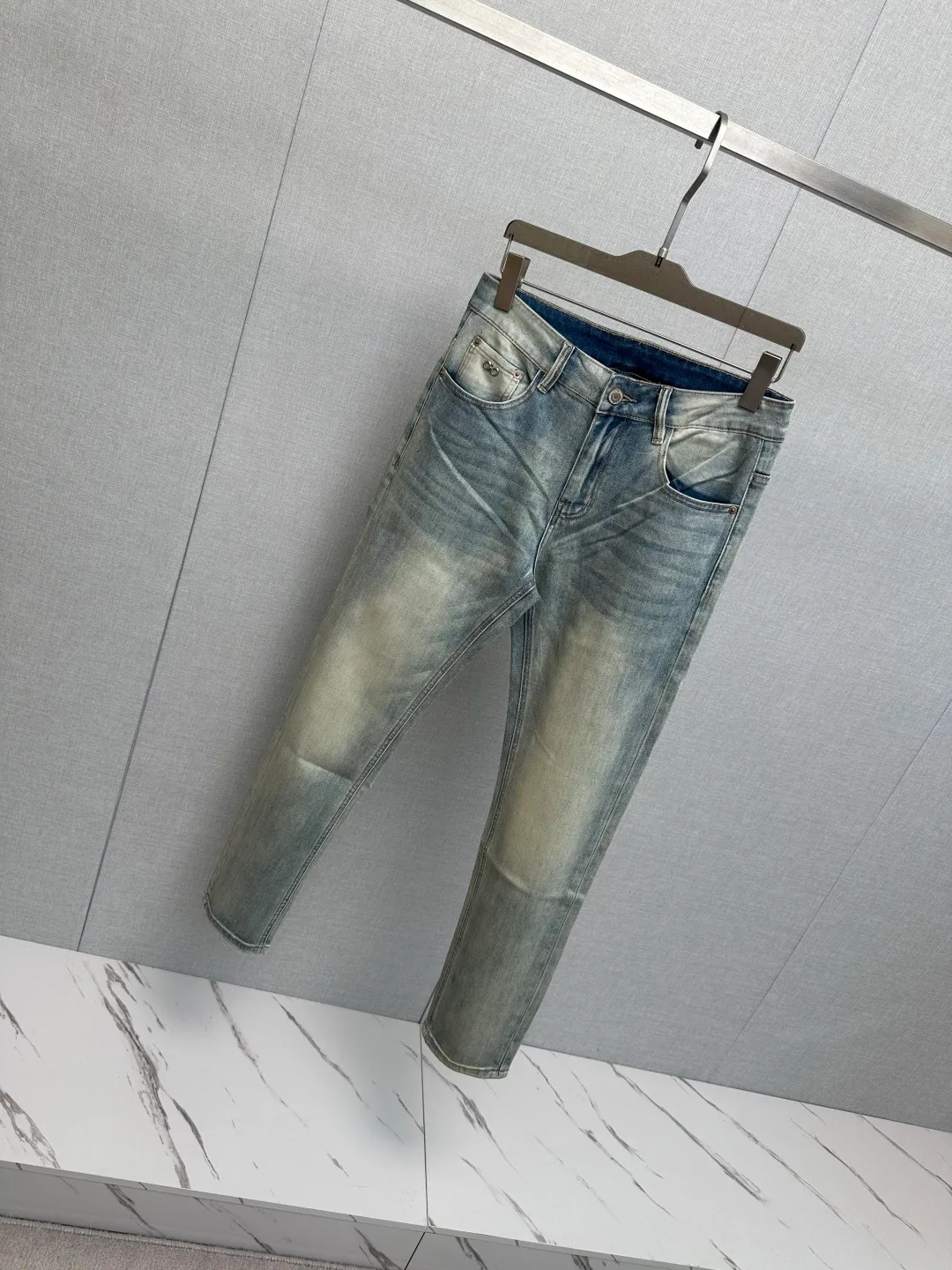 Available at the official website counter at the same time, the Original is a very stylish pair of jeans, with customized original washed denim fabric, unique design, top-notch printing technology letter pattern logo, original hardware accessories decoration, an extremely outstanding pair of jeans, the materials and craftsmanship are extremely luxurious and exquisite, extremely high-grade, handsome and stylish upper body, recommended 👍, Sizes: 29-38